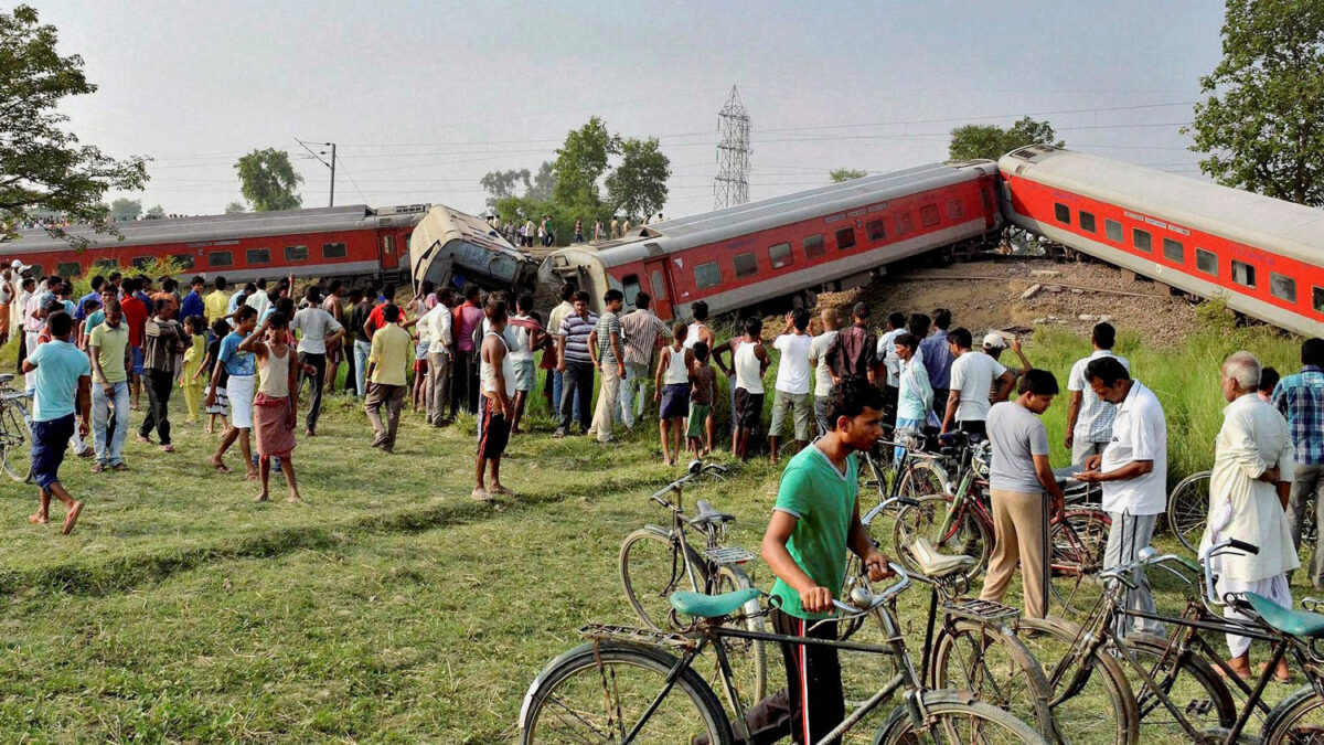 Descarrilan dos trenes en India.