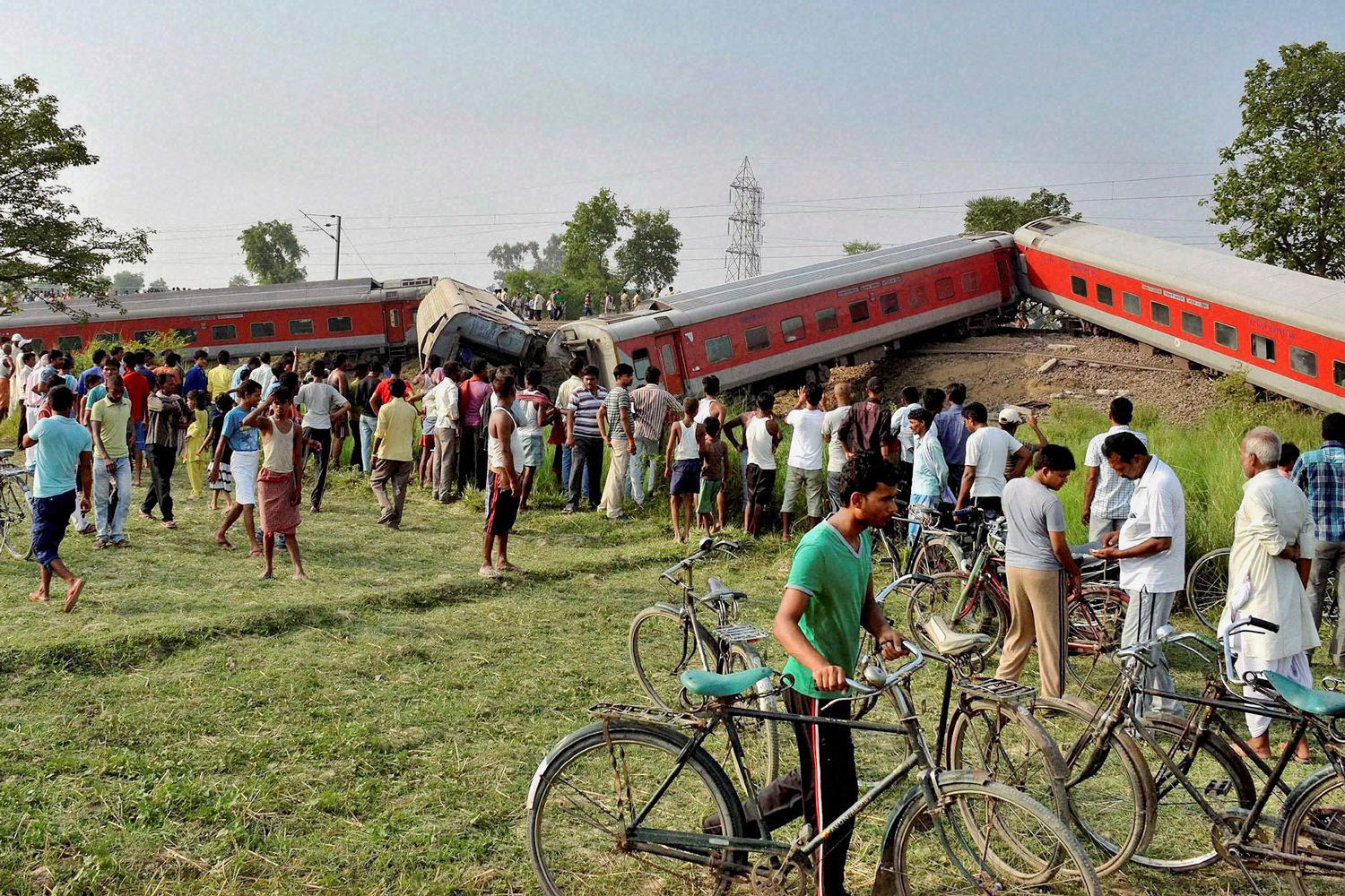 Descarrilan dos trenes en India.