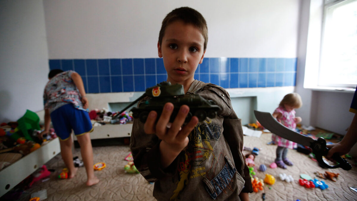 Niños ucranianos huyen de los tanques y la violencia