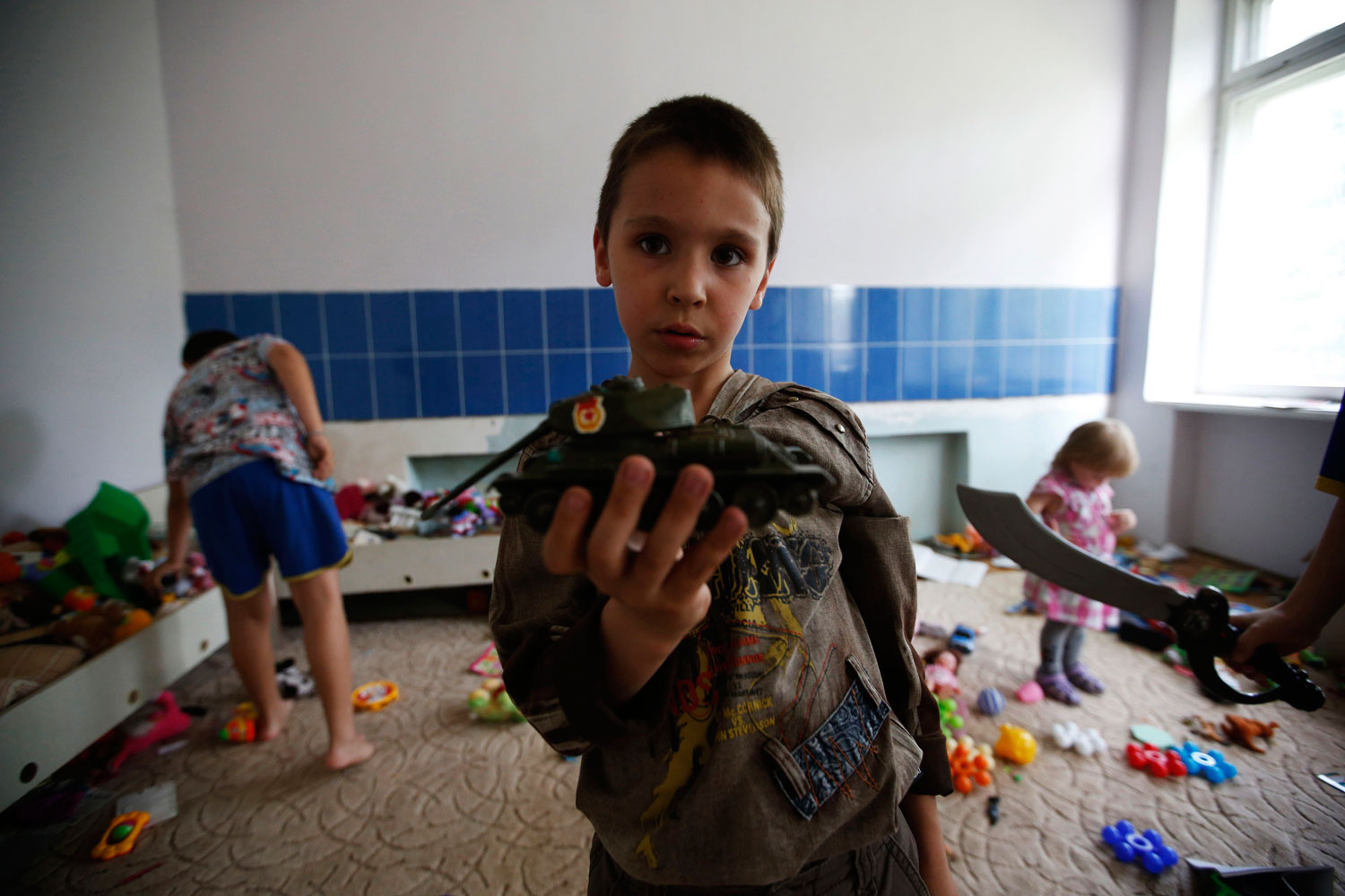 Niños ucranianos huyen de los tanques y la violencia