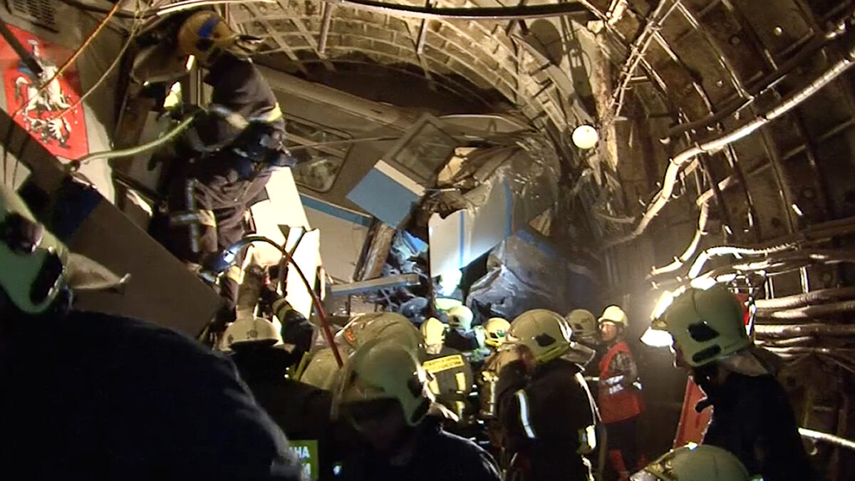 Al menos 20 muertos y más de 100 heridos al descarrilar un tren del metro de Moscú