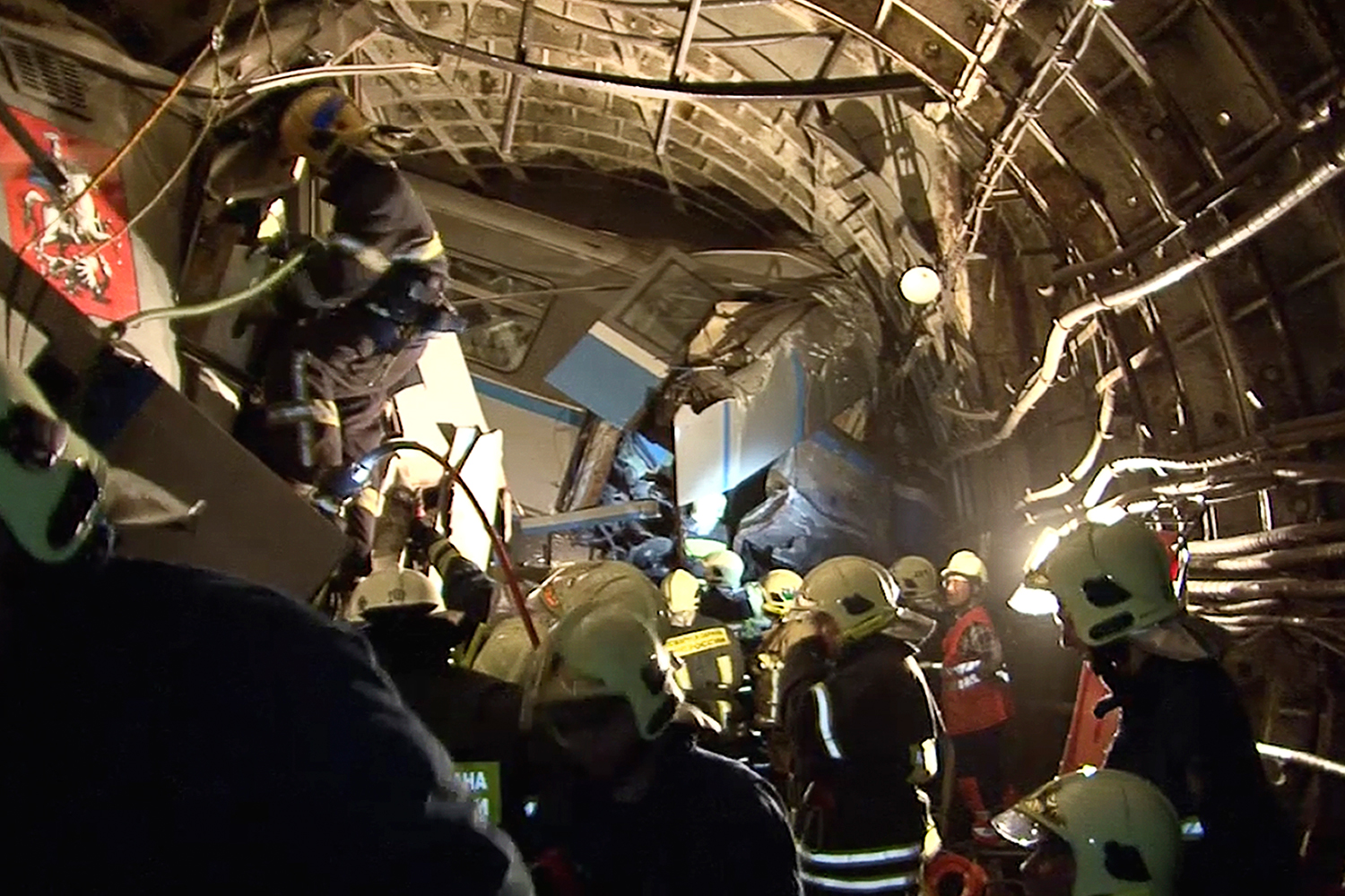Al menos 20 muertos y más de 100 heridos al descarrilar un tren del metro de Moscú