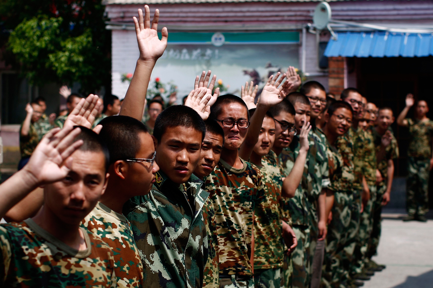 Jóvenes chinos acuden a un campo de entrenamiento militar para curar su adición a Internet