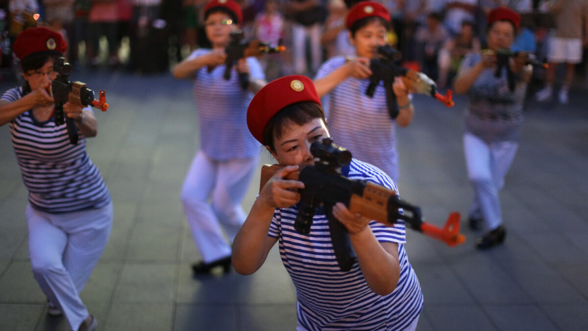 Canción y danza revolucionaria con armas de juguete en Beijing