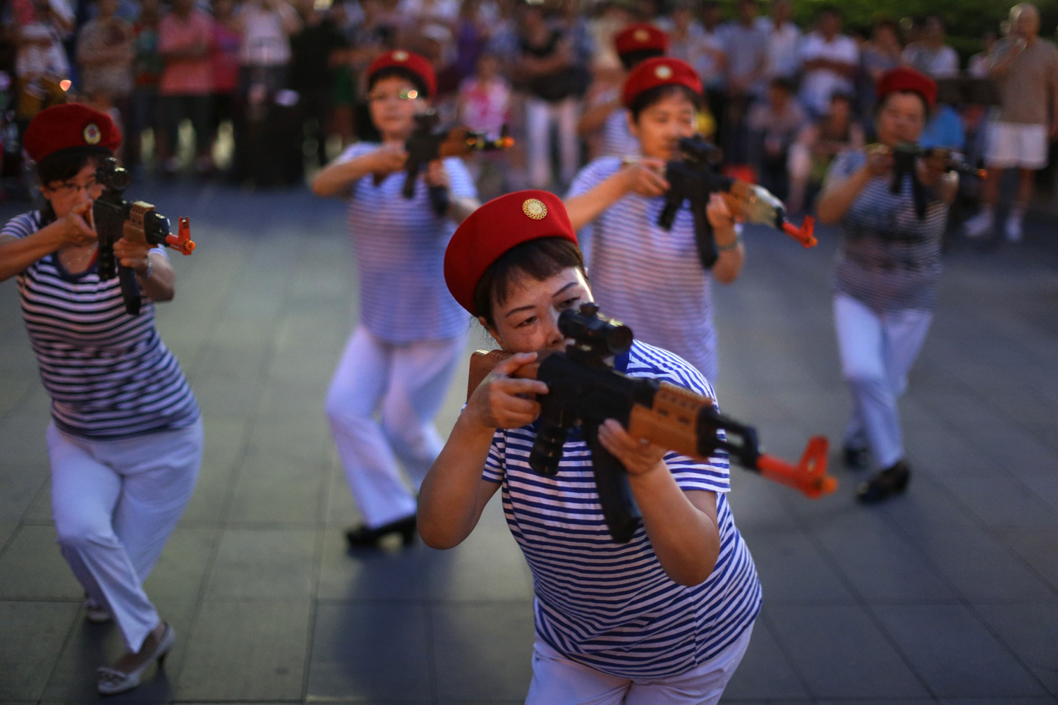 Canción y danza revolucionaria con armas de juguete en Beijing