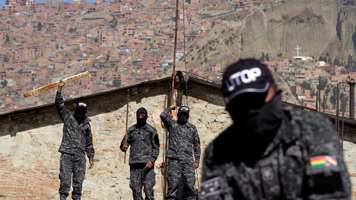 Policías se amotinan en varias ciudades de Bolivia para lograr un incremento salarial