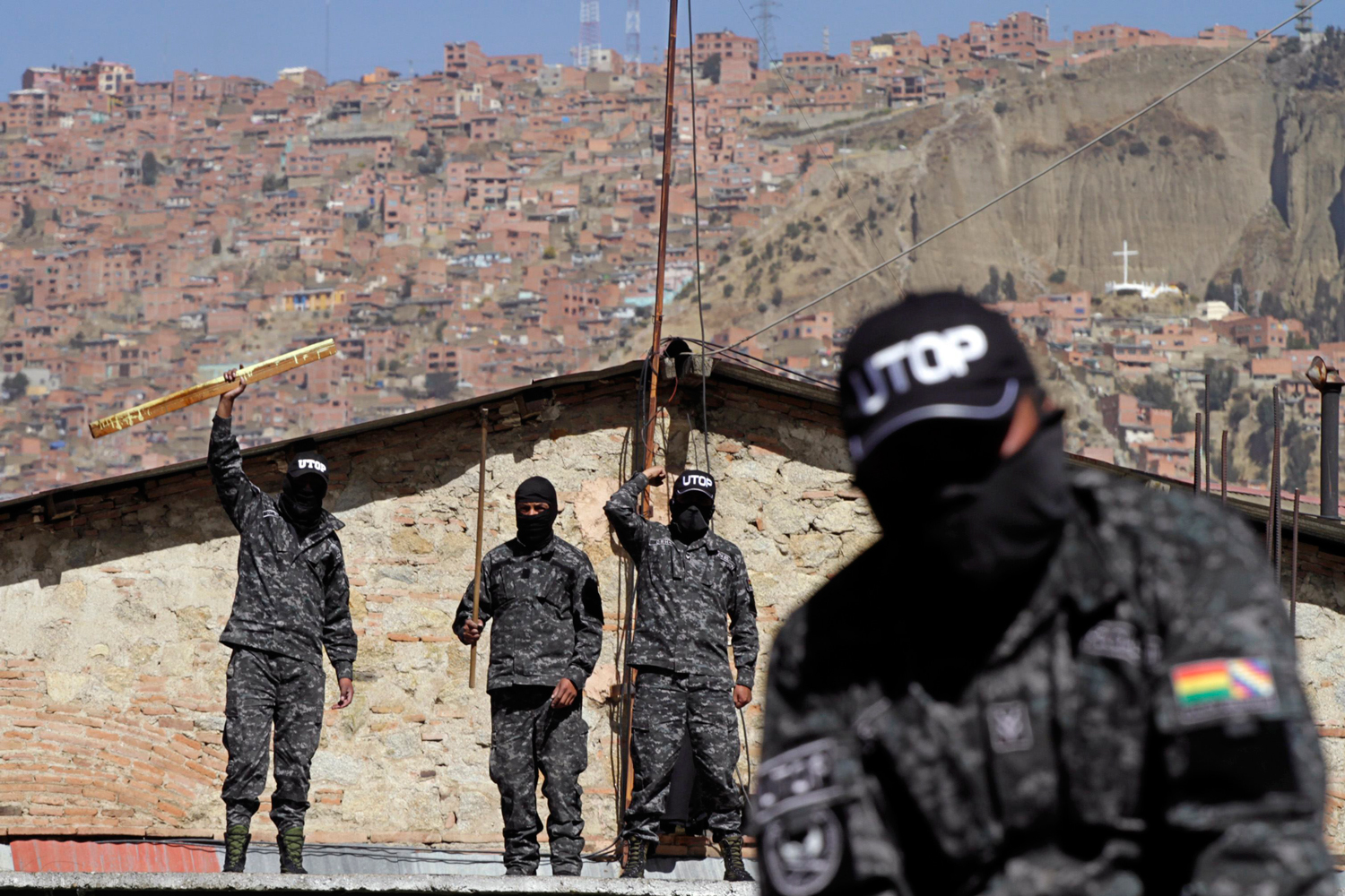 Policías se amotinan en varias ciudades de Bolivia para lograr un incremento salarial