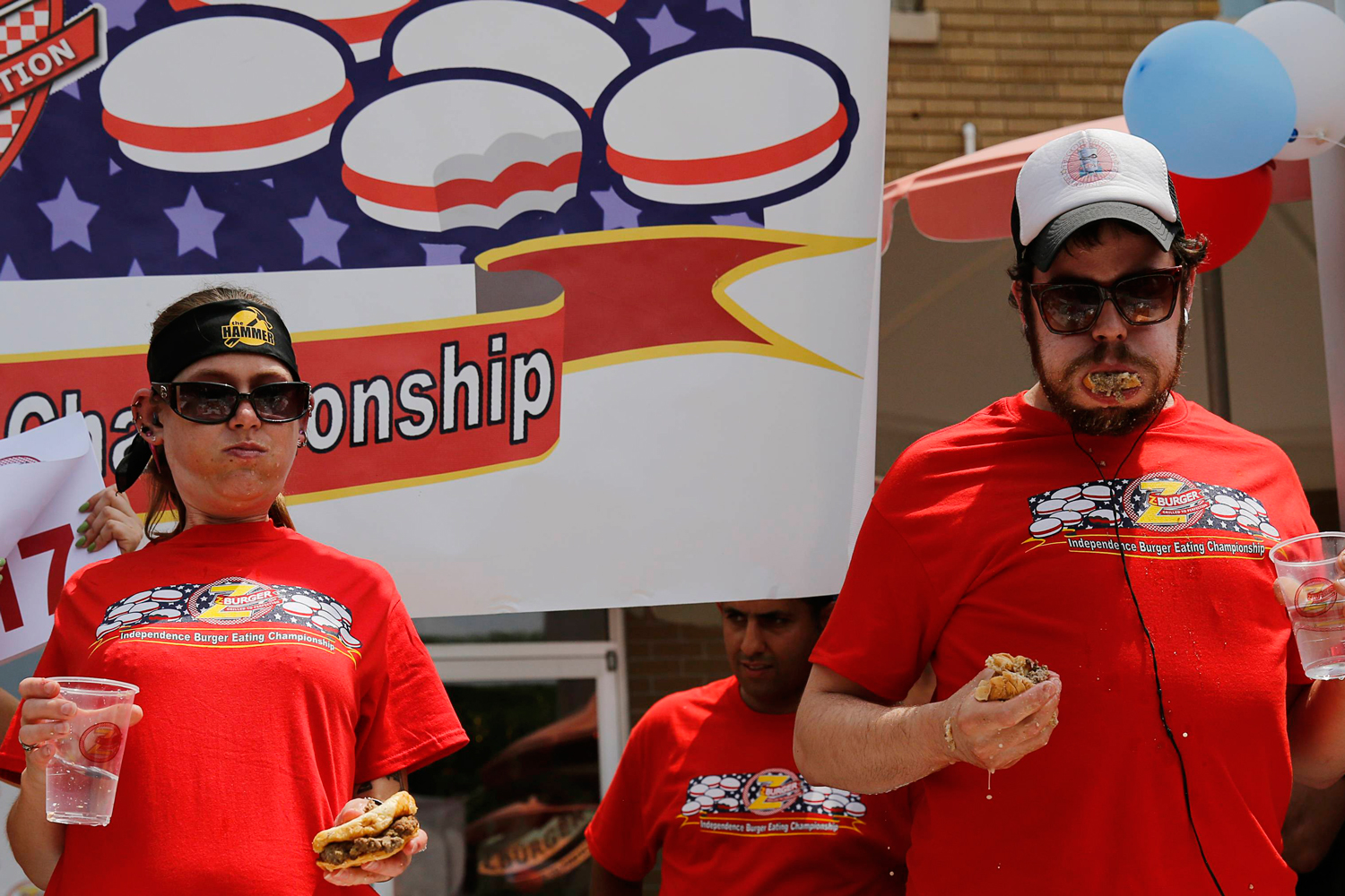 Estados Unidos celebra el concurso de comedores de hamburguesas