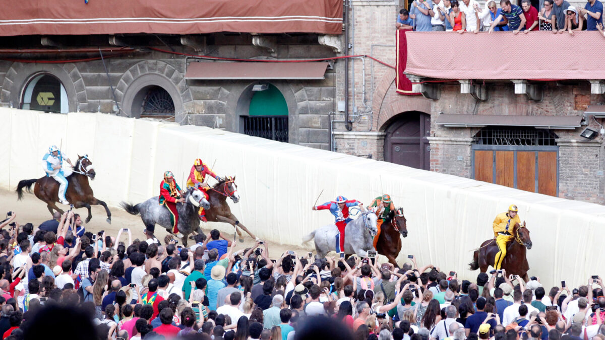 Comienza la carrera de caballos de Siena, la más famosa y bonita