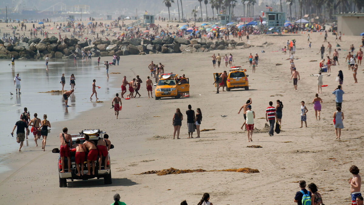 Un rayo cae en Venice Beach.