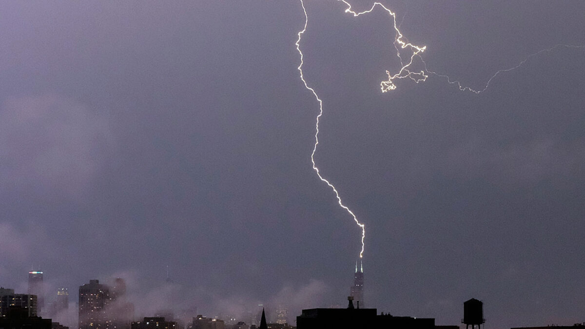 Fuertes vientos y lluvias torrenciales siembran el caos en Chicago