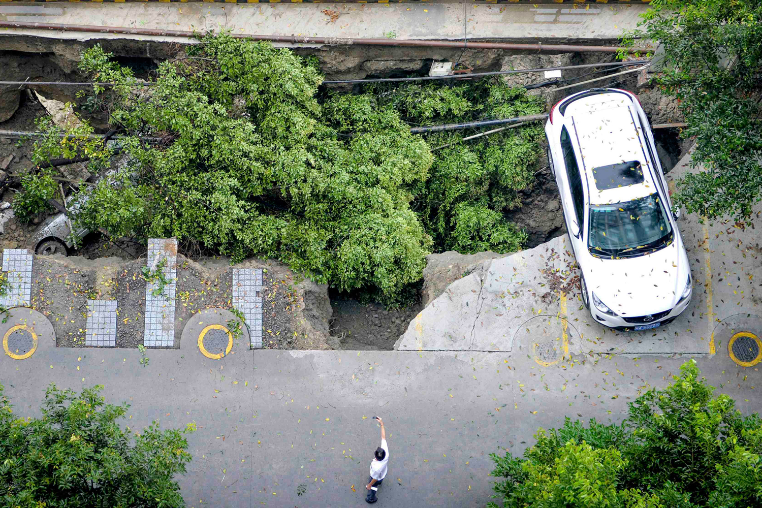 Las fuertes lluvias que azotan Chengdu causan estragos en los estacionamientos