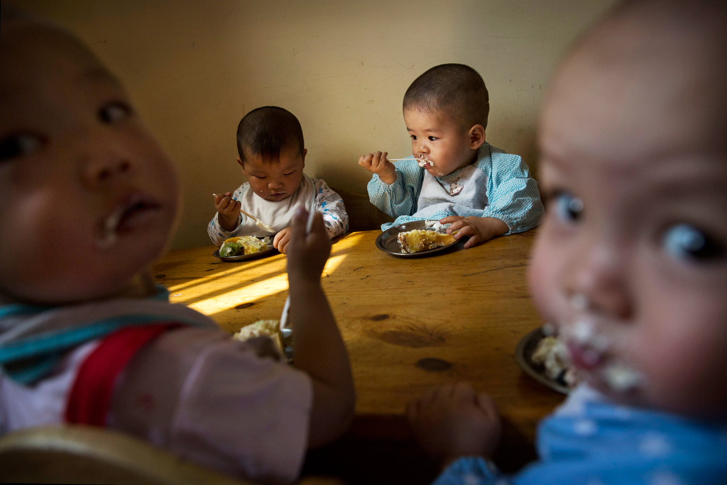 China estudia limitar la llegada de menores a los orfanatos de niños abandonados