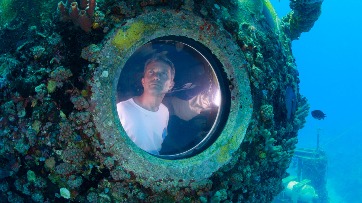 Fabien Cousteau emerge de las profundidades de los Cayos de Florida tras 31 días sumergido