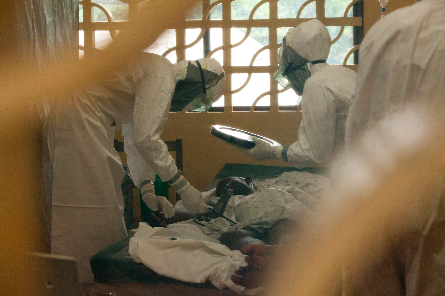 El ébola se cobra su primera víctima en Sierra Leona.