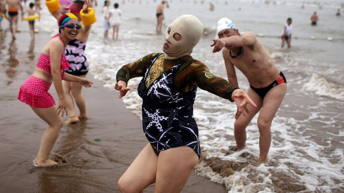 El face-kini, la nueva moda que triunfa en las playas de China.