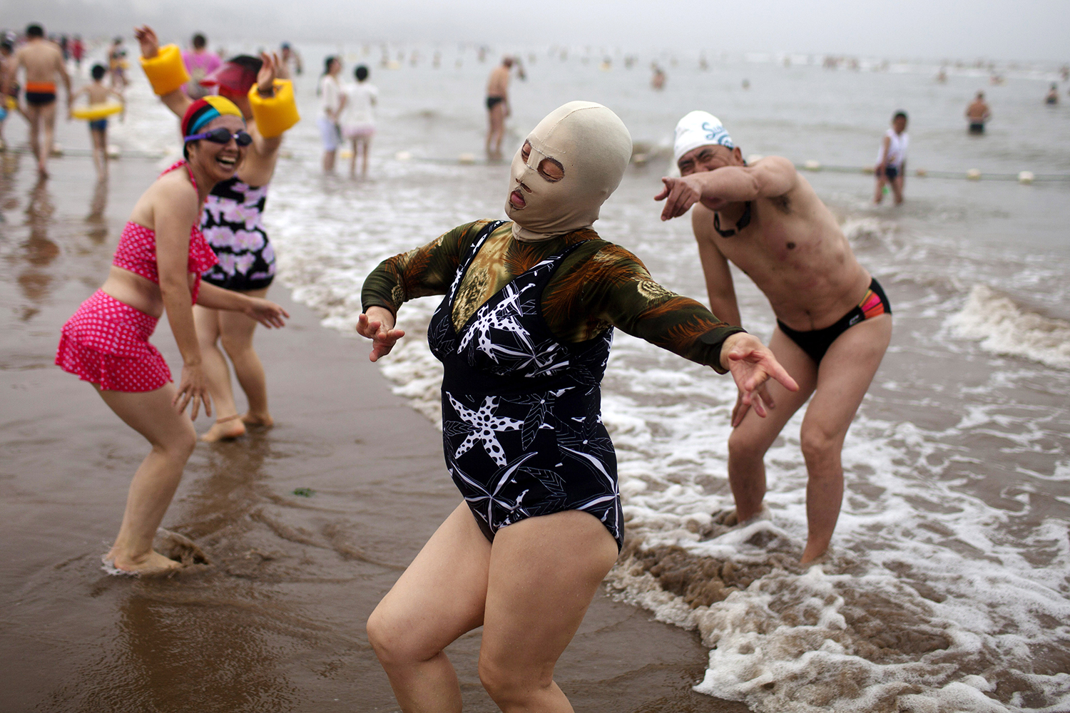 El face-kini, la nueva moda que triunfa en las playas de China.