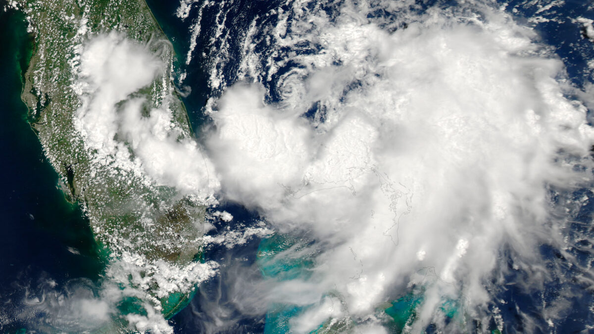 Tormenta Arthur se mueve hacia norte de Florida y se convertiría en huracán