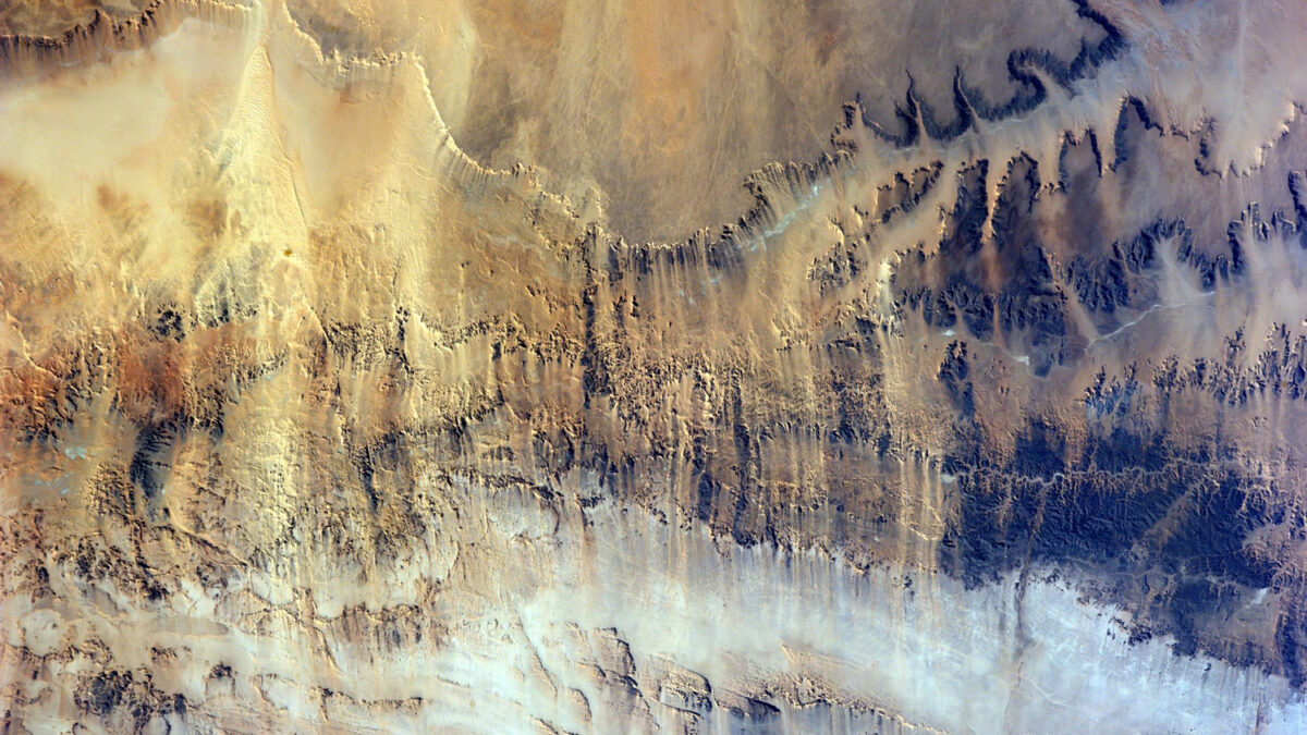 Una fotografía desde el espacio muestra los valles del norte de África esculpidos por el viento