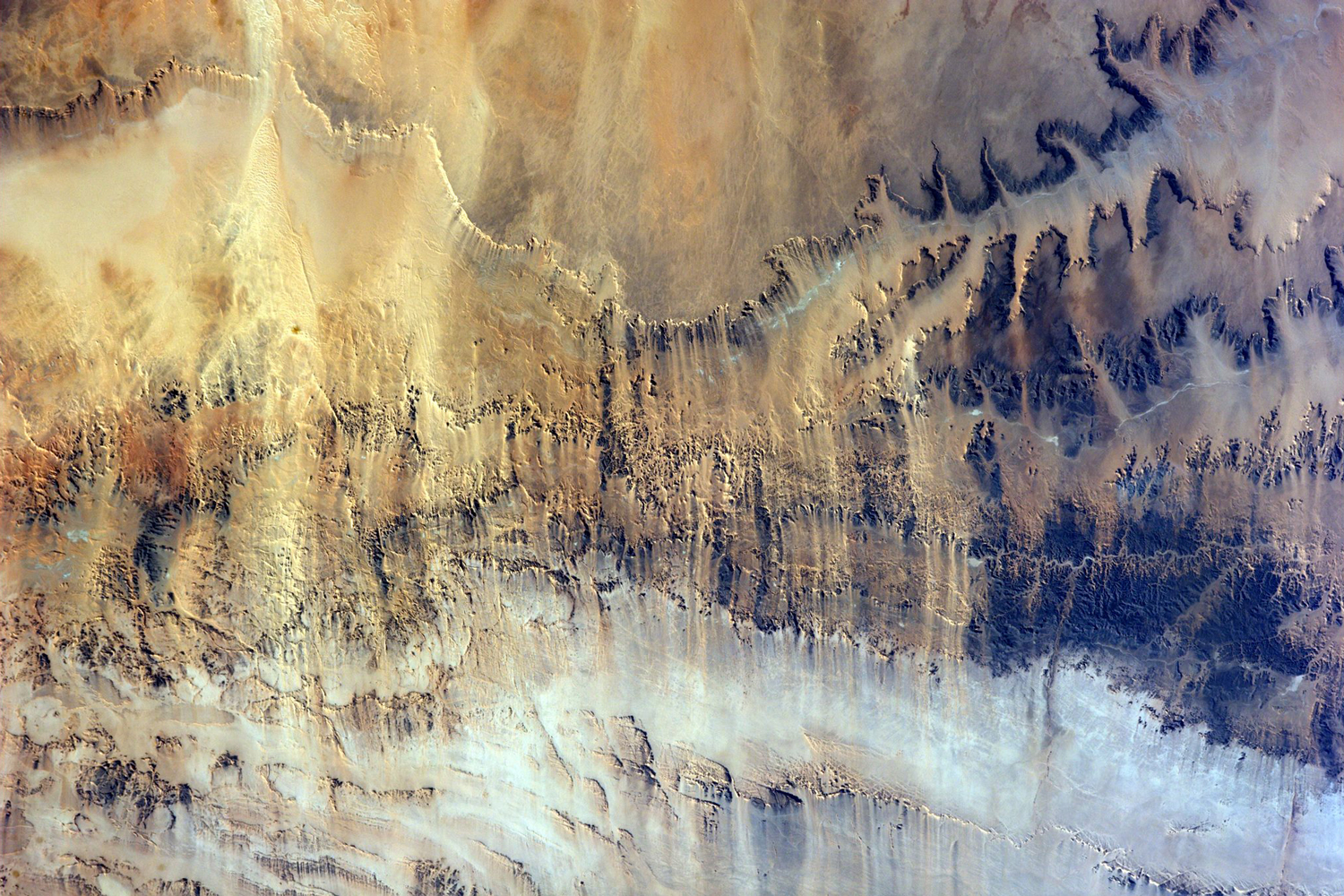 Una fotografía desde el espacio muestra los valles del norte de África esculpidos por el viento