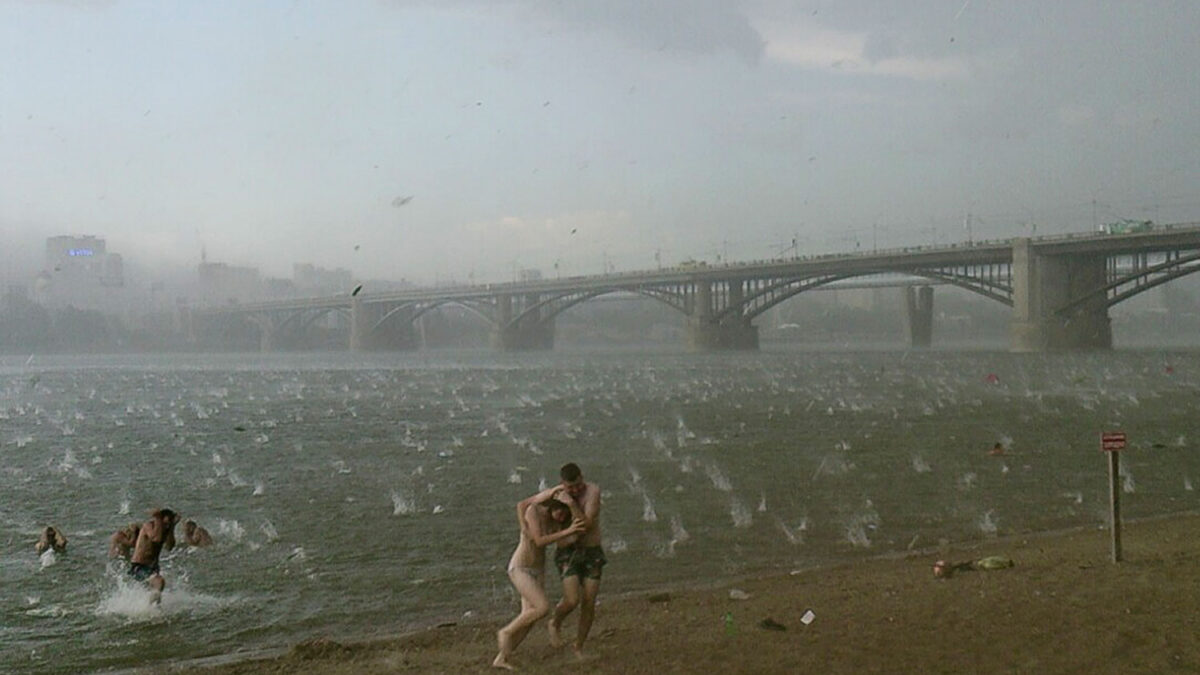 Inusual tormenta de granizo sorprende a los bañistas