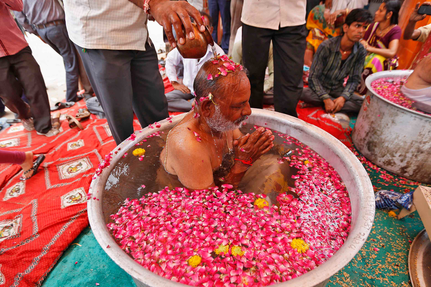 Un sacerdote hindú se mete en un caldero para atraer la lluvia con el ritual ""Parjanya Varun Yagam"
