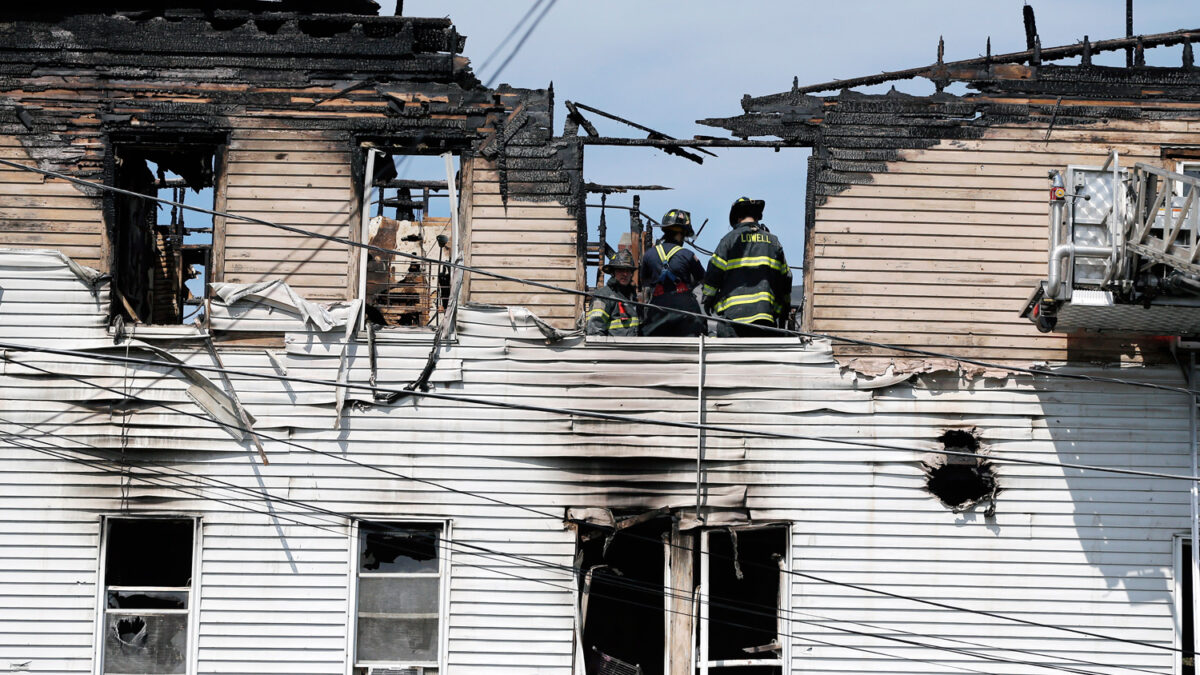 Reportan varios desaparecidos en incendio que consume edificio en Lowell