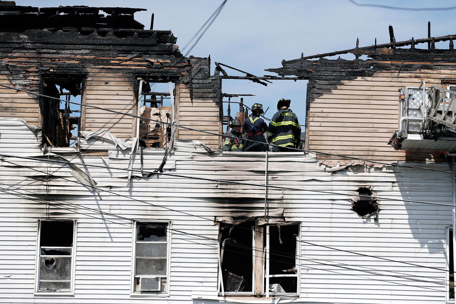 Reportan varios desaparecidos en incendio que consume edificio en Lowell
