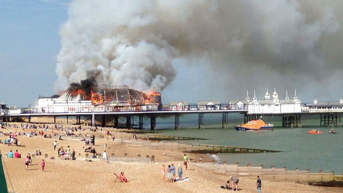 El Eastbourne Pier, en llamas