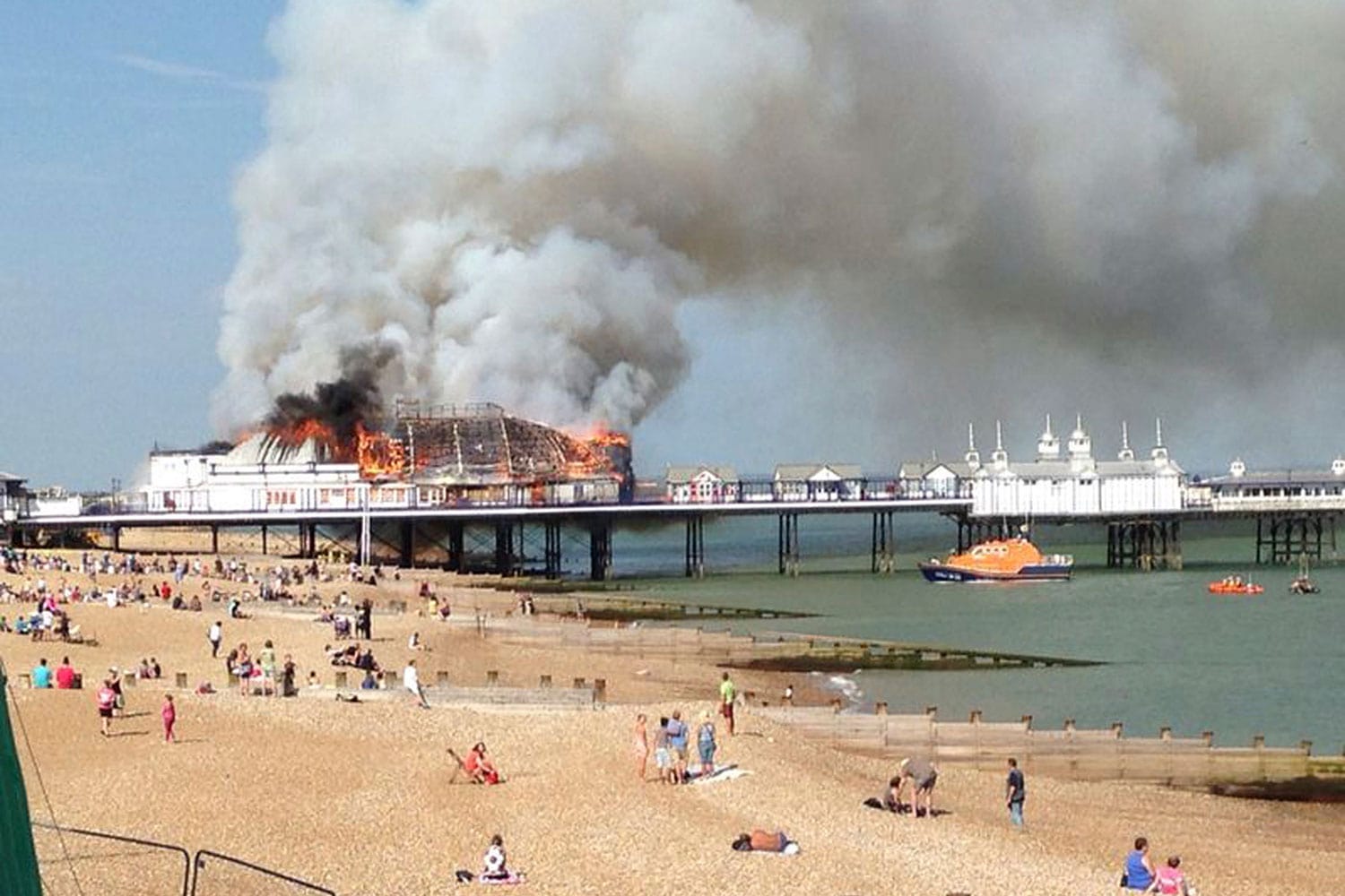 El Eastbourne Pier, en llamas