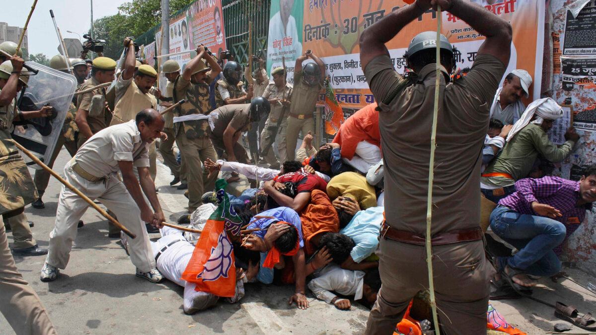 Protesta en la India contra el gobierno dispersada a porrazos