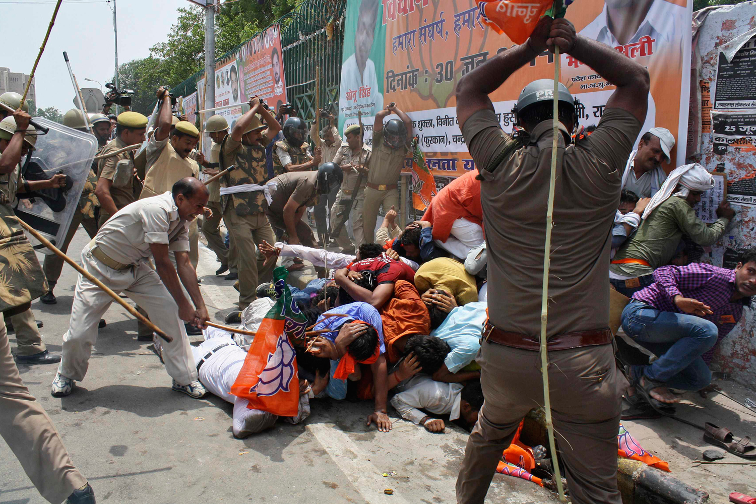 Protesta en la India contra el gobierno dispersada a porrazos