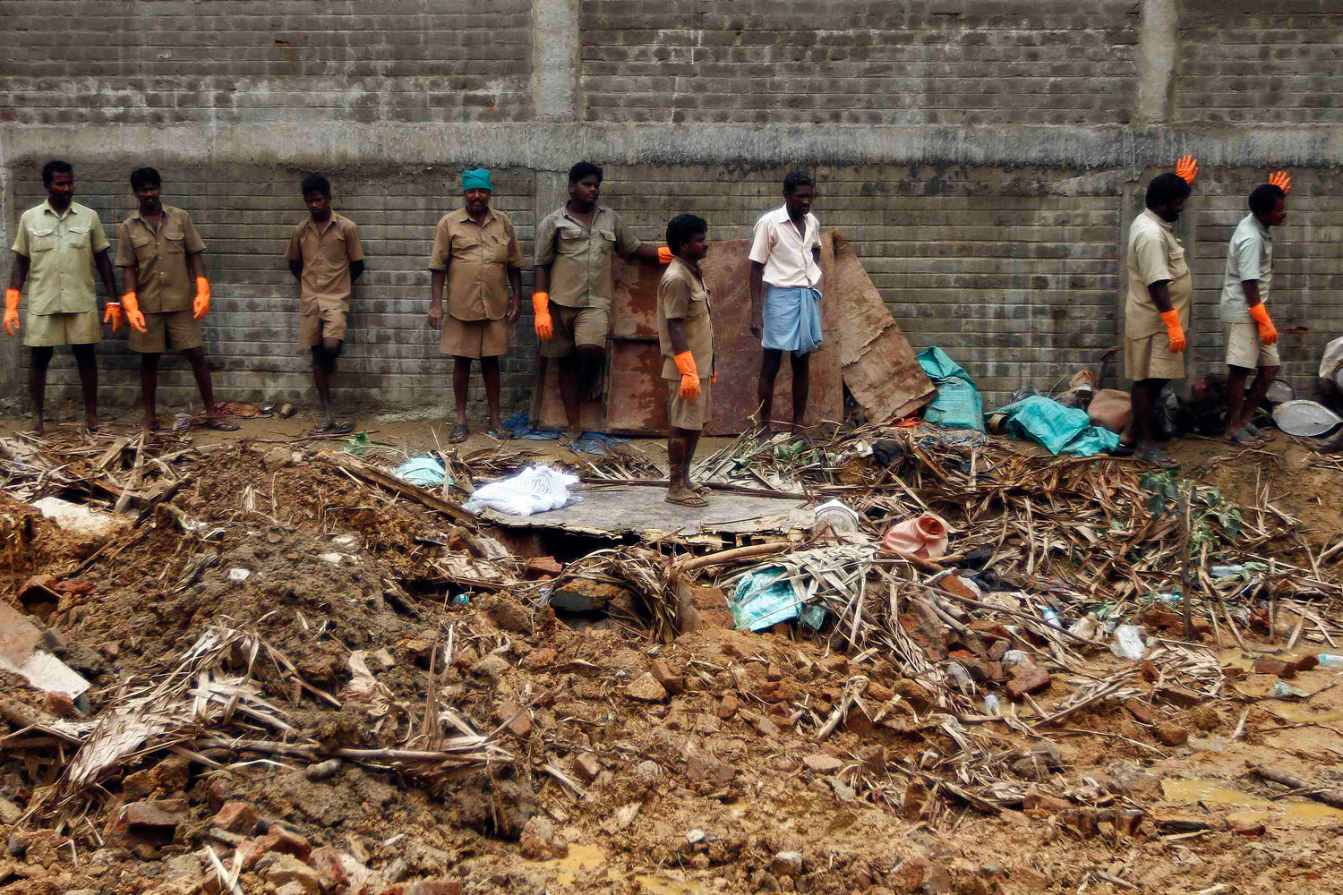 Once muertos tras derrumbe de un muro en India
