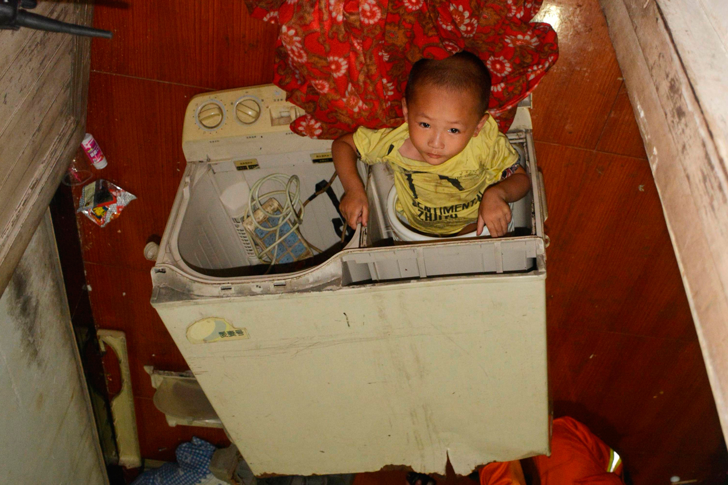 Rescatan a un niño chino atrapado en la tubería de una lavadora