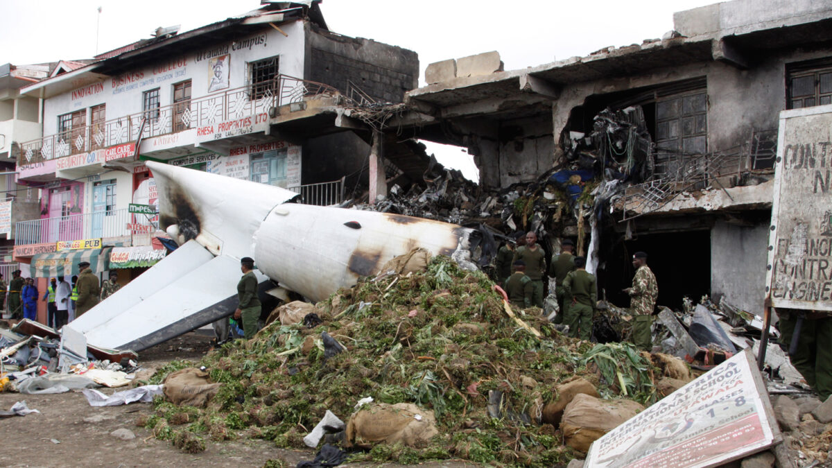 Mueren cuatro personas tras estrellarse un avión en Kenia.