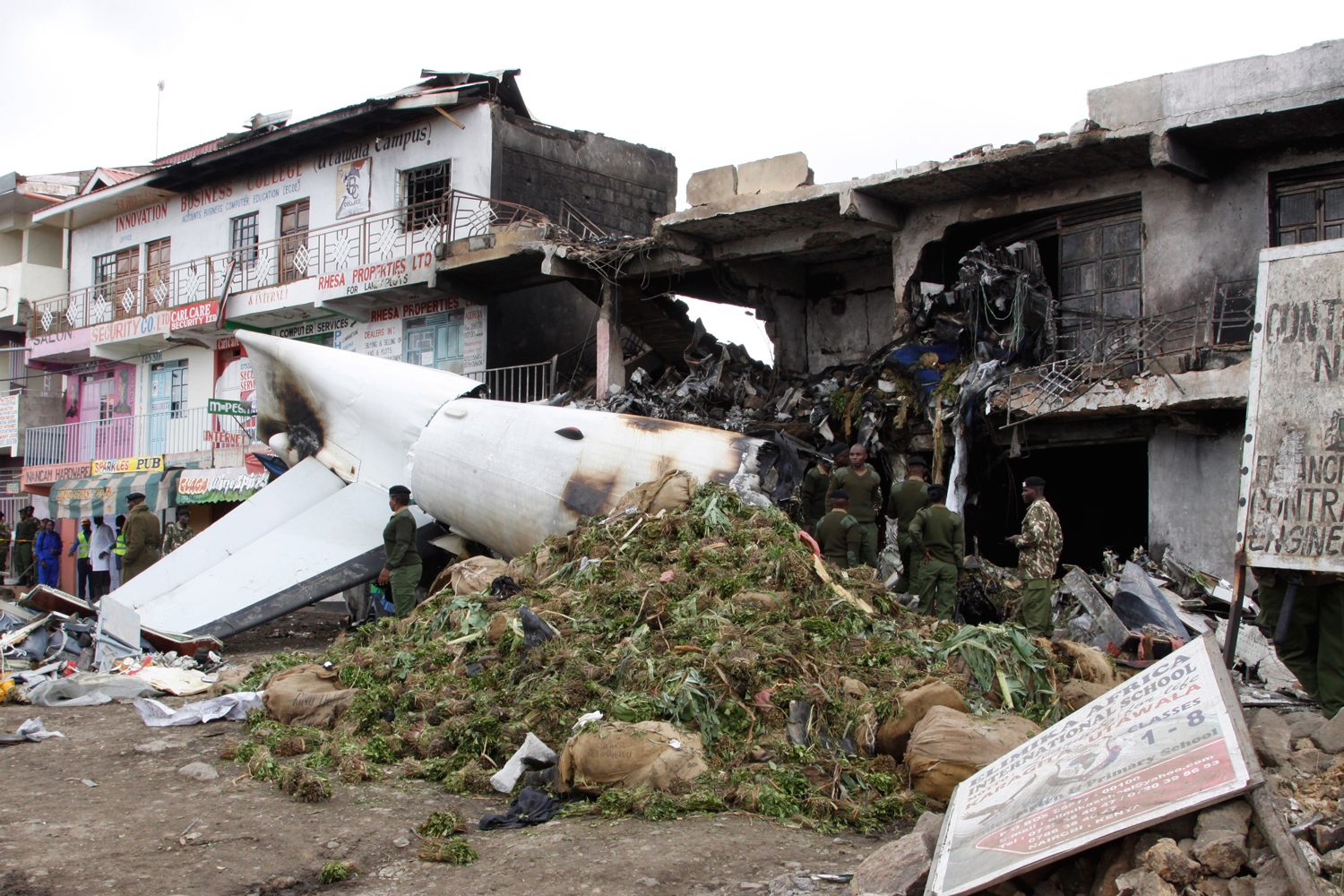 Mueren cuatro personas tras estrellarse un avión en Kenia.