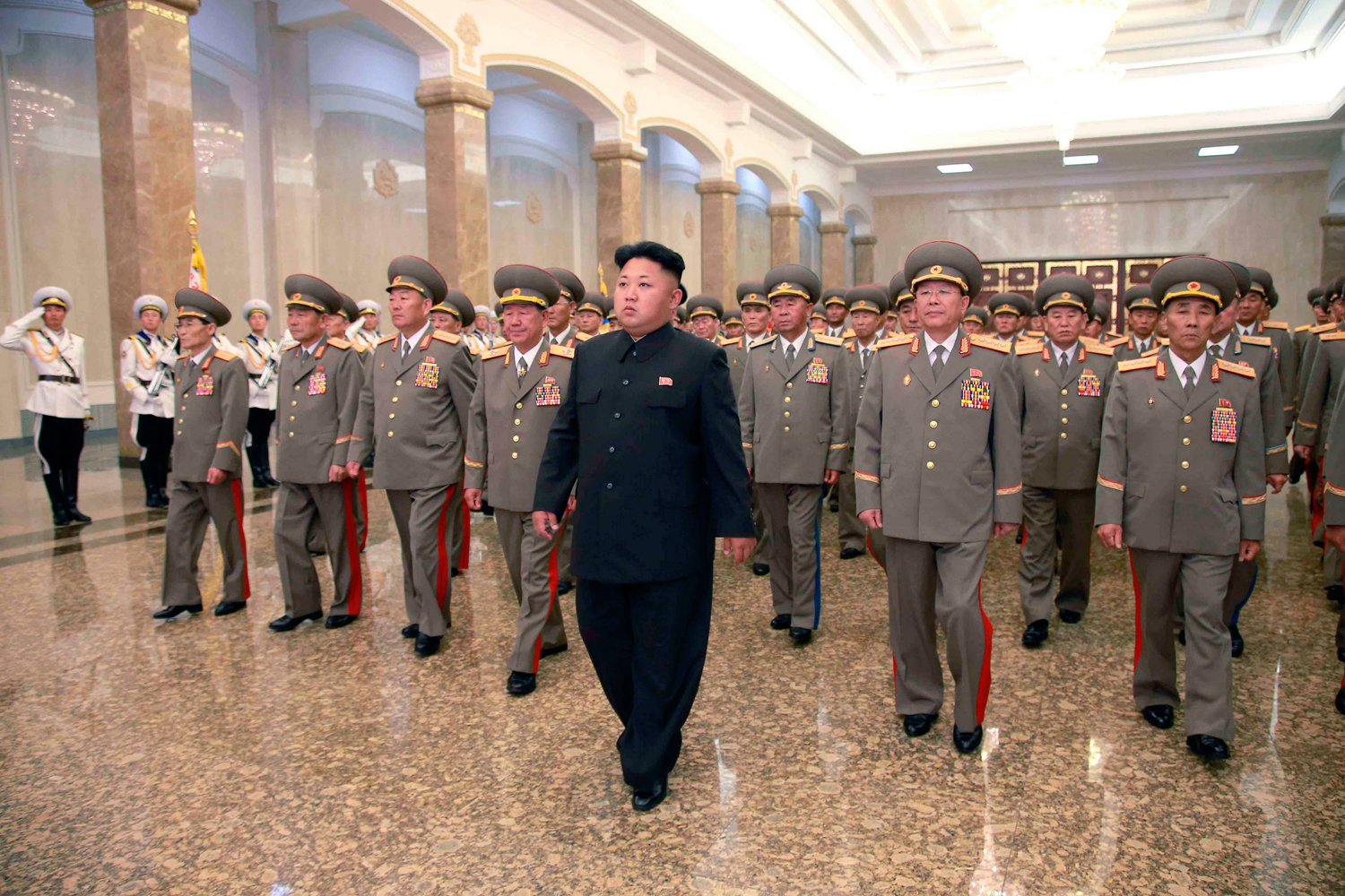 Kim Jong-un  cojeando en la televisión norcoreana