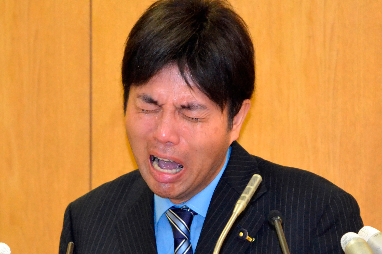 El llanto histérico de un político japonés acusado de corrupción conquista internet