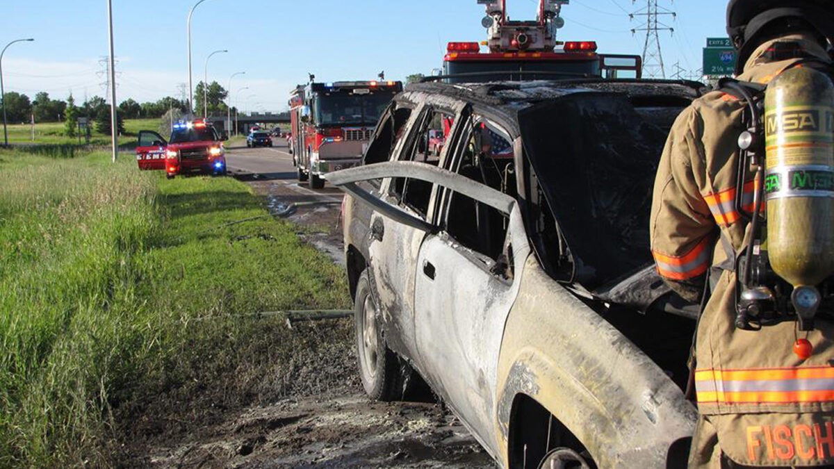 Un ‘superman’ dobla con sus manos la puerta de un coche en llamas para salvar a un atrapado