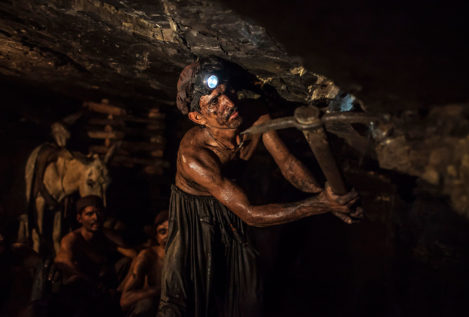 Los mineros de Punjab trabajan en grupo y se reparten entre ellos el sueldo: 7,50 euros