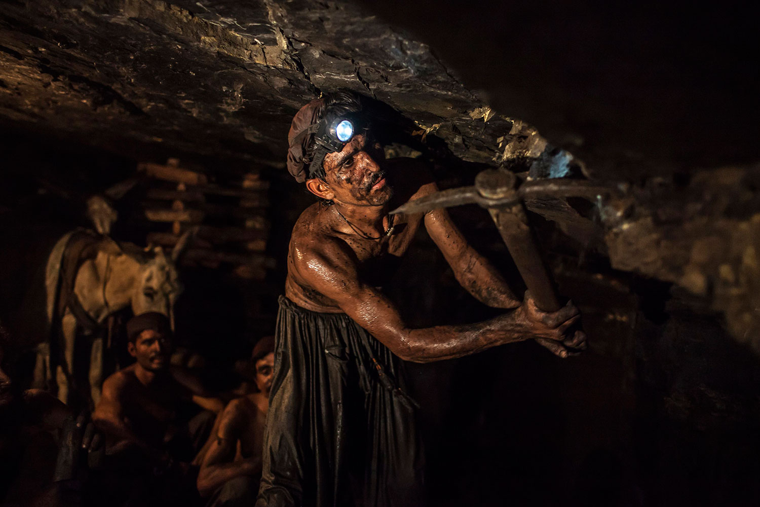 Los mineros de Punjab trabajan en grupo y se reparten entre ellos el sueldo: 7,50 euros