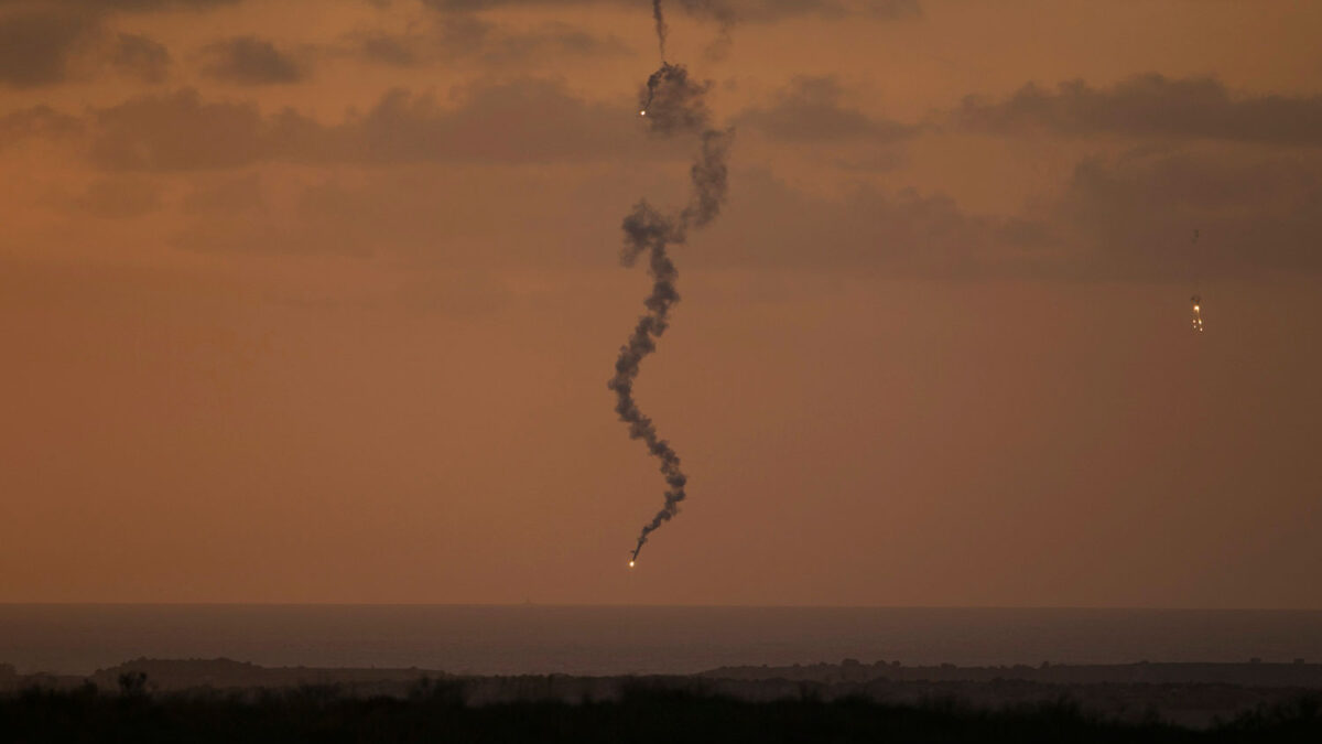 Israel pospone su incursión mientras miles de palestinos huyen del norte de Gaza