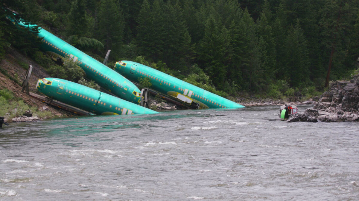 Descarrila un tren en Montana que transportaba fuselajes de Boeing 737