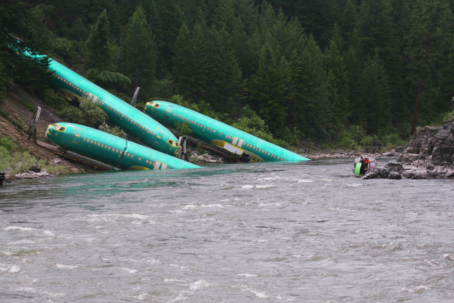 Descarrila un tren en Montana que transportaba fuselajes de Boeing 737