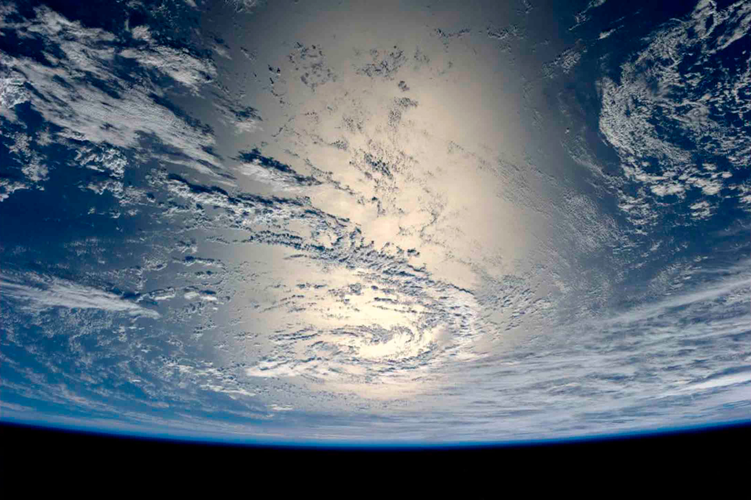 El reflejo del sol en el agua del óceano visto desde el espacio