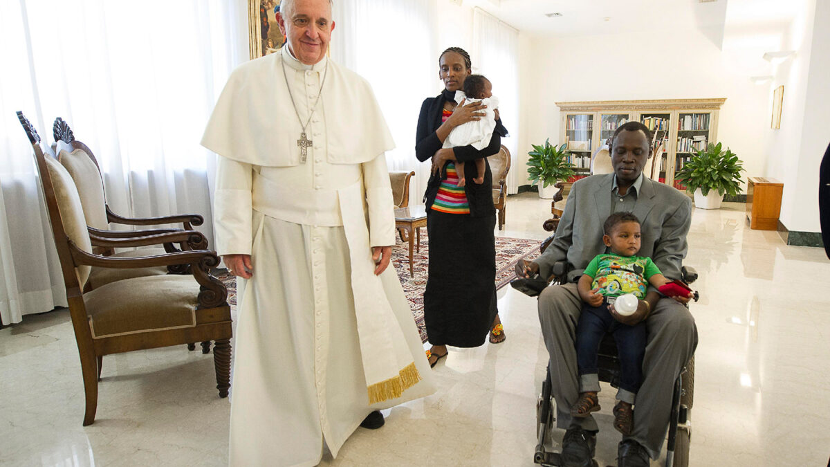 El Papa recibe a Meriam, la mujer condenada por apostasía en Sudán