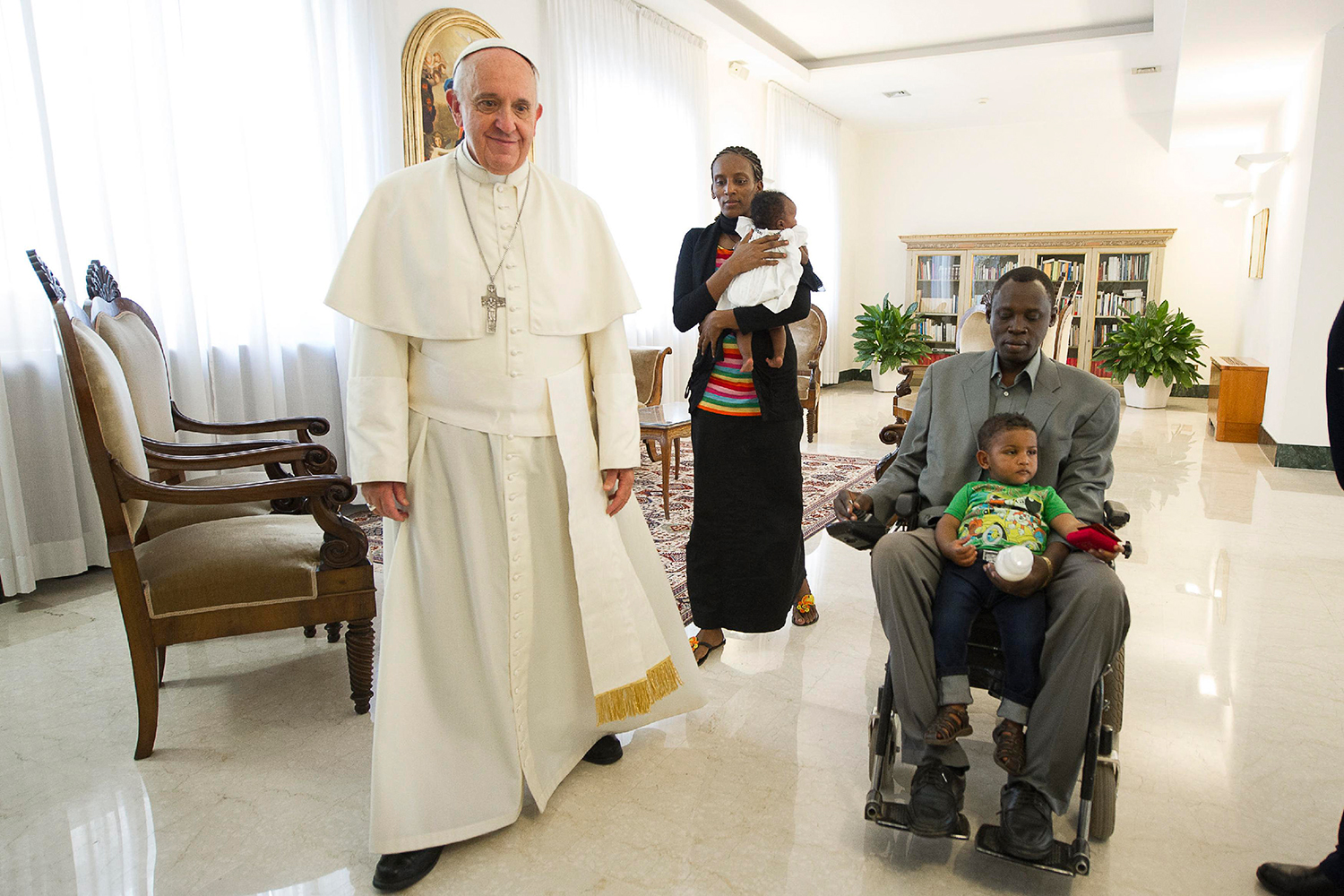 El Papa recibe a Meriam, la mujer condenada por apostasía en Sudán
