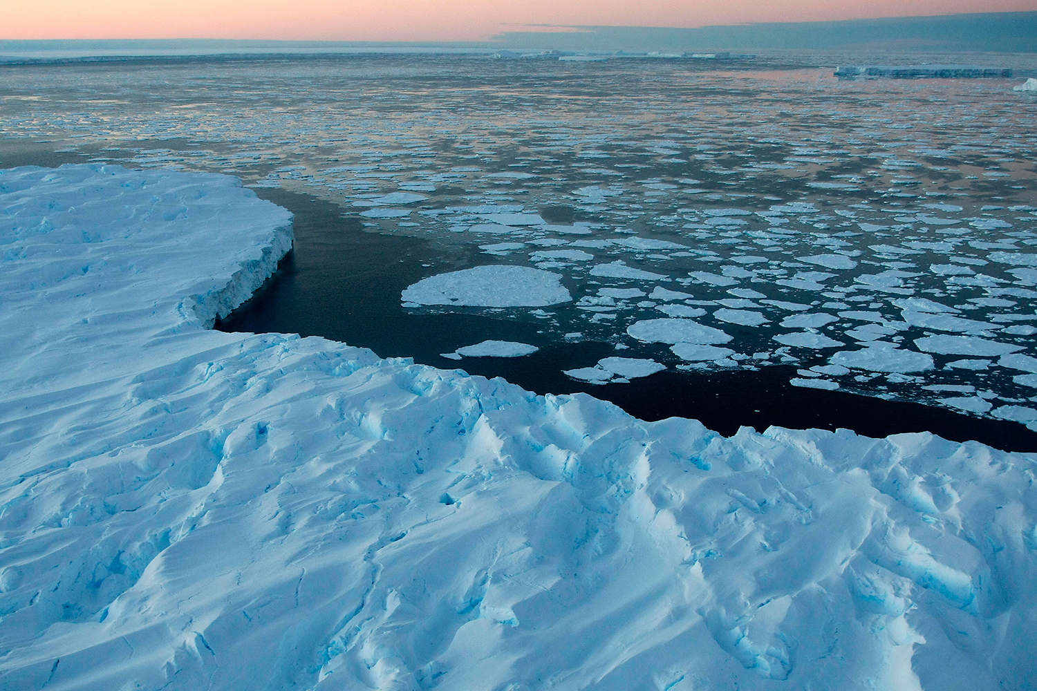 La contaminación industrial llegó al Polo Sur antes que el hombre.