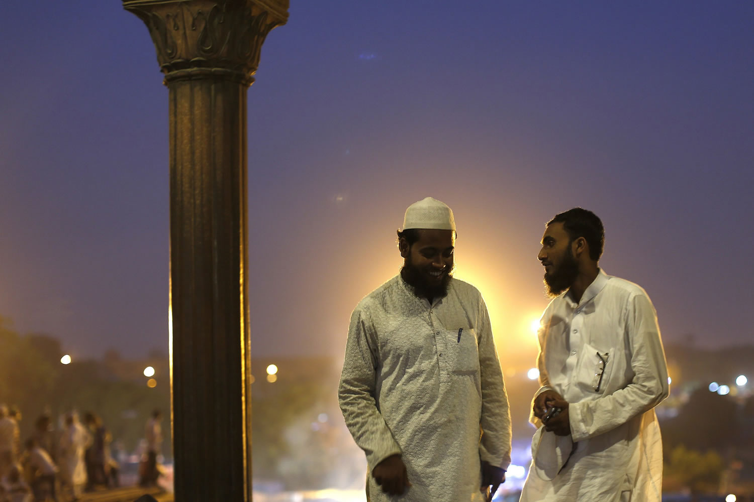 India celebra el iftar tras el primer día del Ramadán en la Jama Masjid
