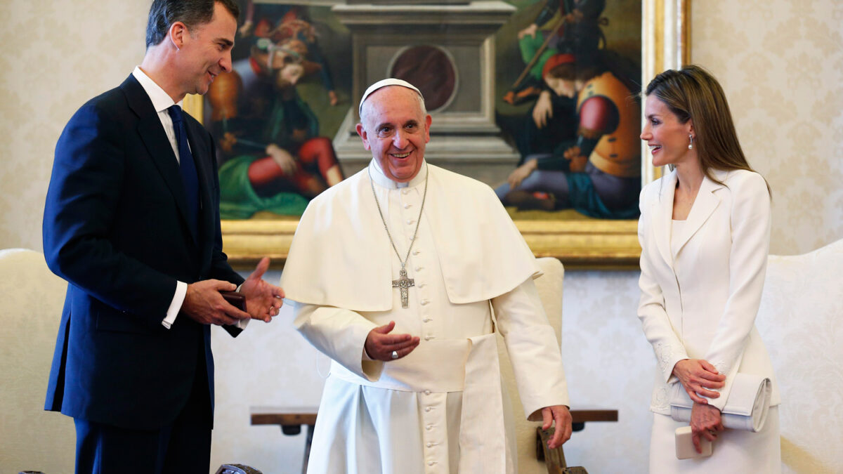 Felipe VI explica al papa Francisco el relevo en la Corona y espera que visite España